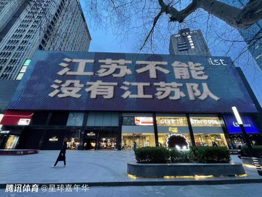 他们总认为自己更了解一切，尽管他们除了是一名足球运动员外一无所成。